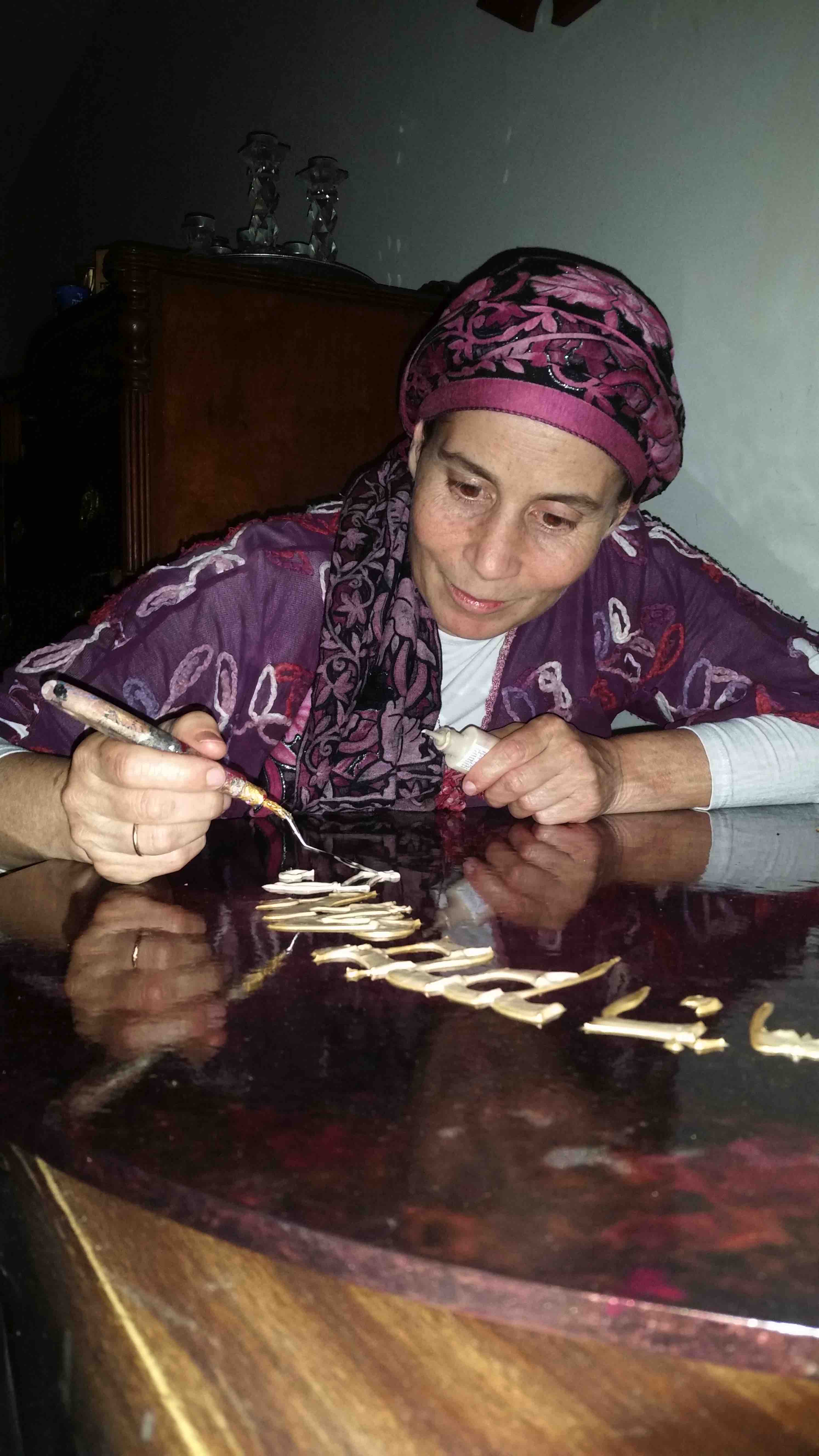 Ruth Knapp creating her artworks - רות כנף מייצרת אומנות חדשה