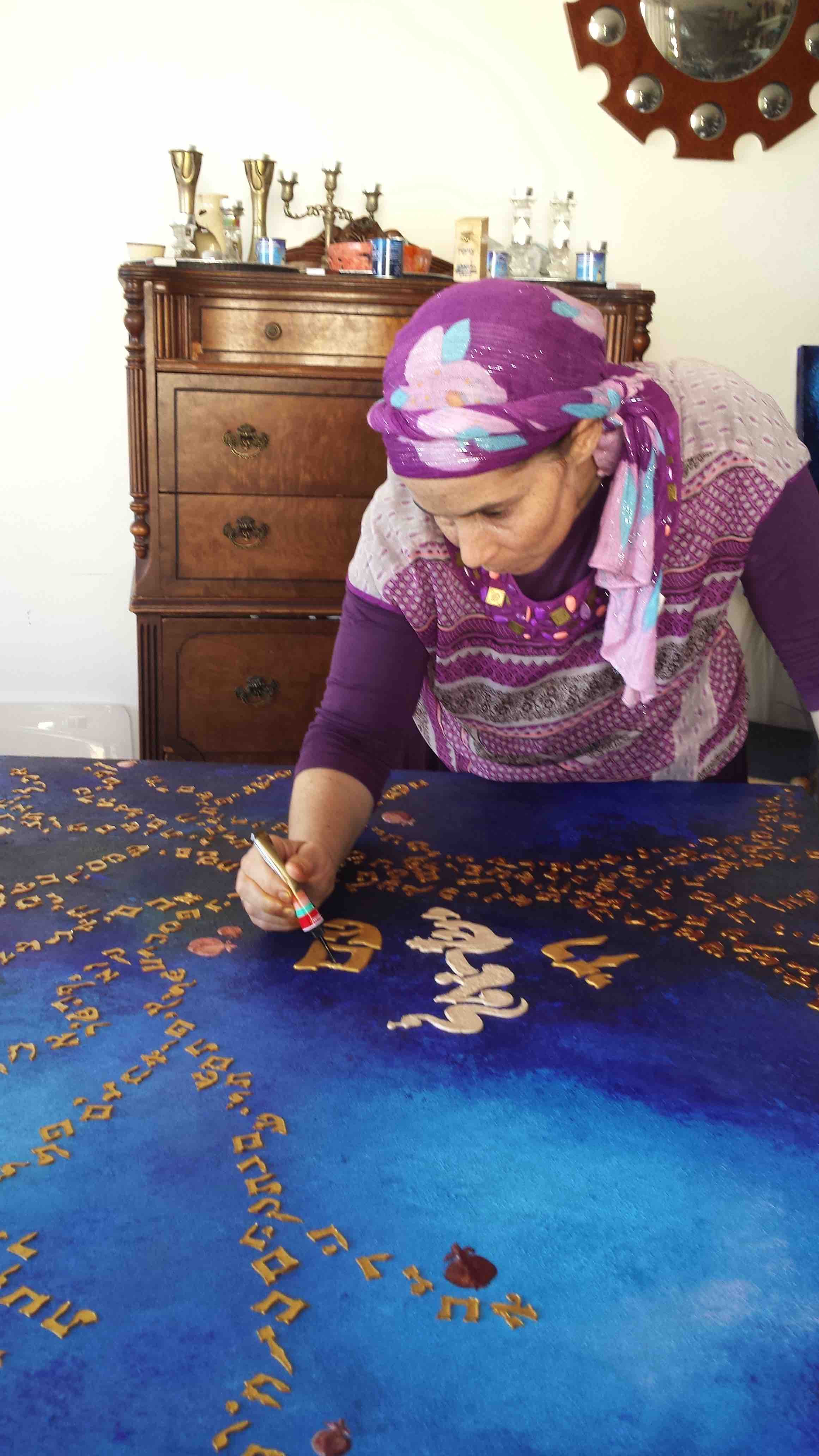 Ruth Knapp creating art - רות כנף מייצרת אומנות